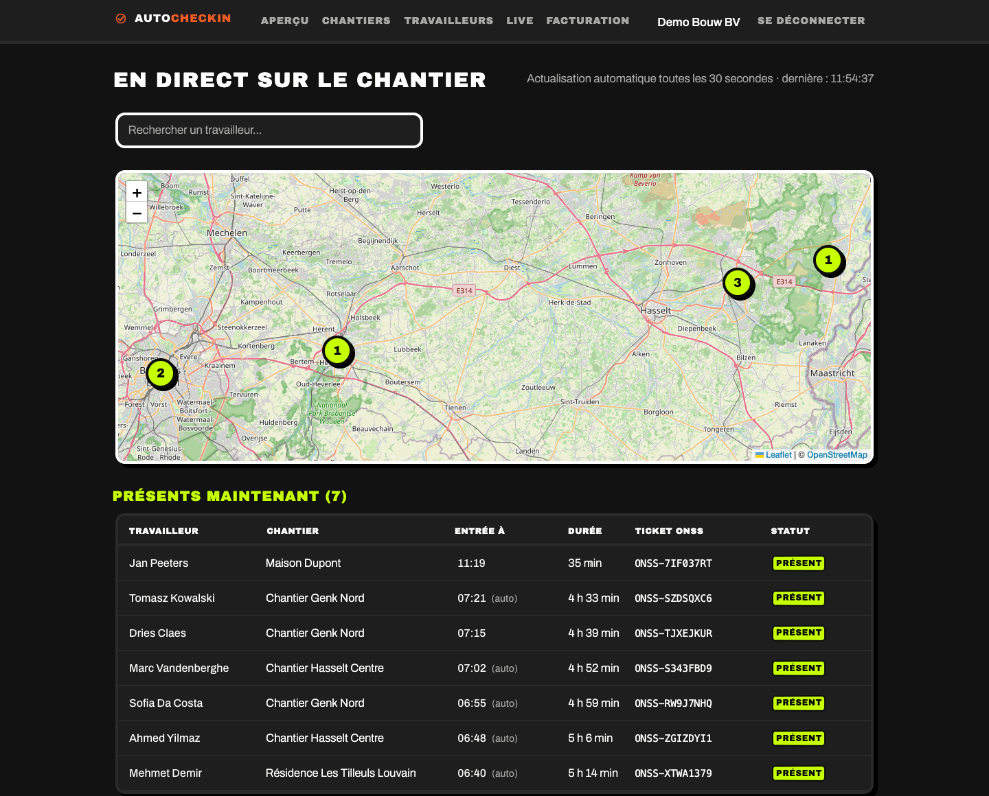 Tableau de bord AutoCheckIn pour le chef de chantier sur un MacBook — enregistrement des présences en direct sur la carte